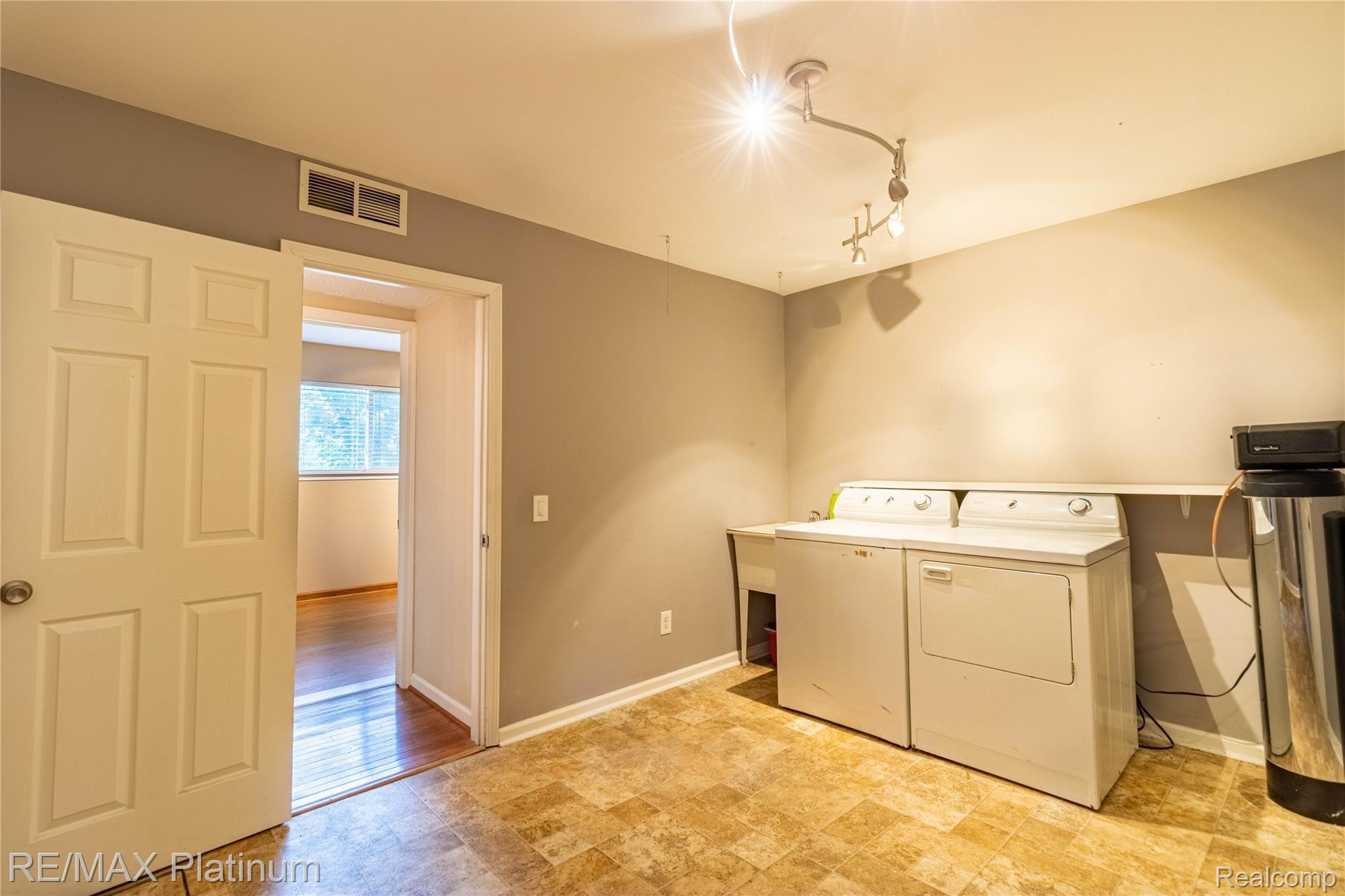 1500 Remsing Street Hartland, MI 48353 - Photo 16 of 39 20.Laundry