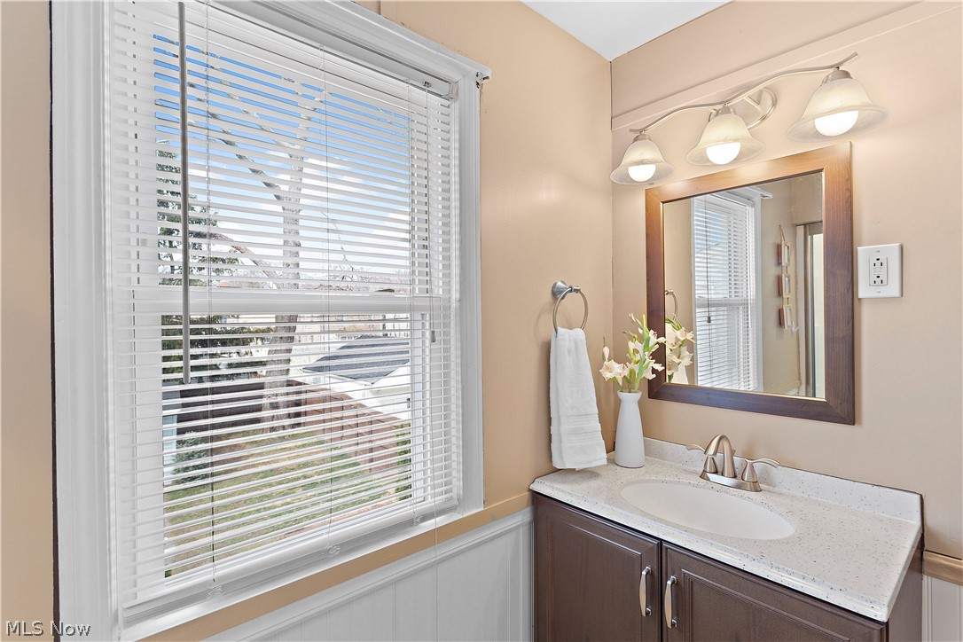1244 Avondale Road Cleveland, OH 44121 - Photo 20 of 31 Upstairs Bathroom