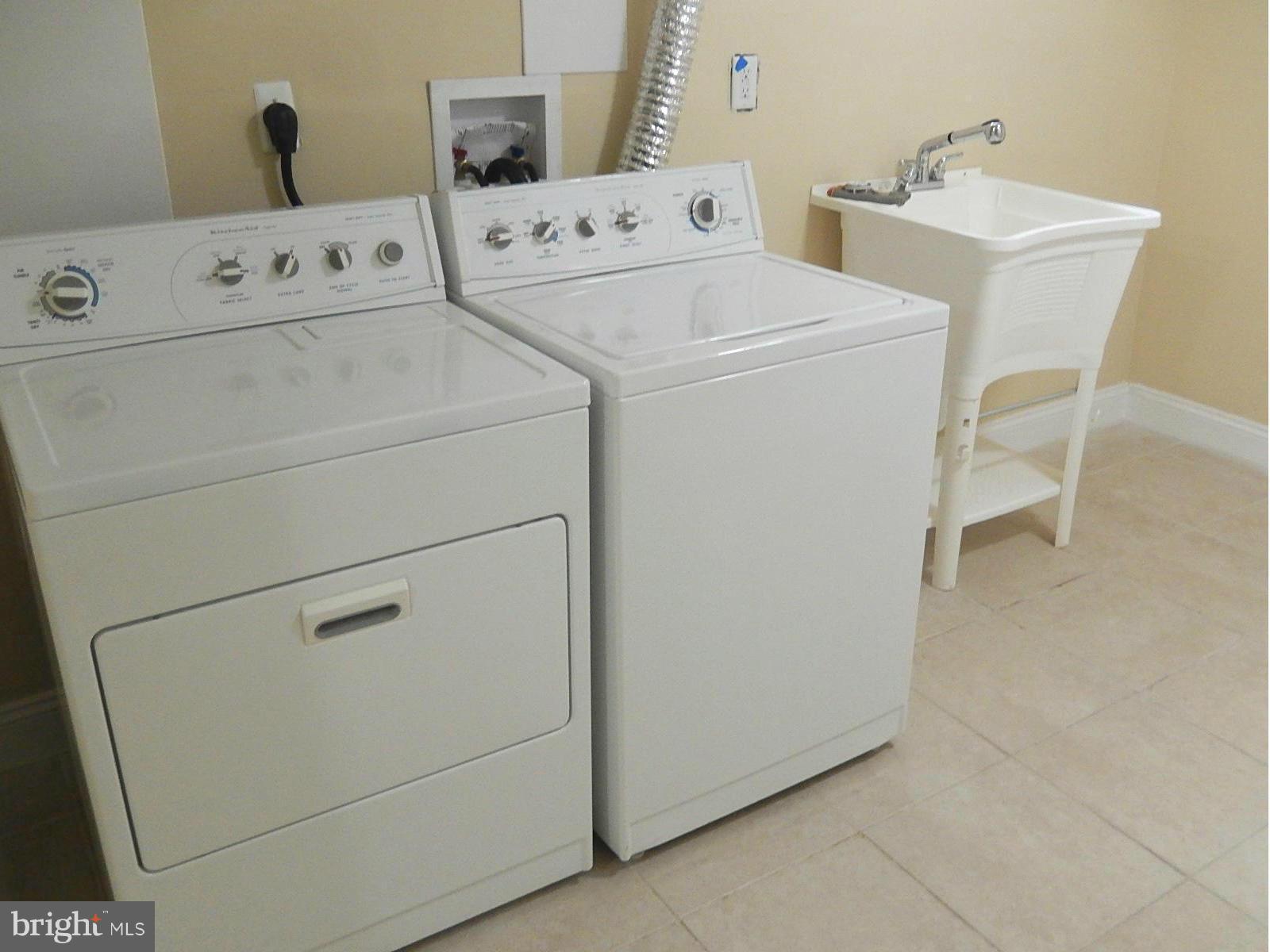 622 Warwick Road Baltimore, MD 21229 - Photo 19 of 29 a utility room with dryer and washer