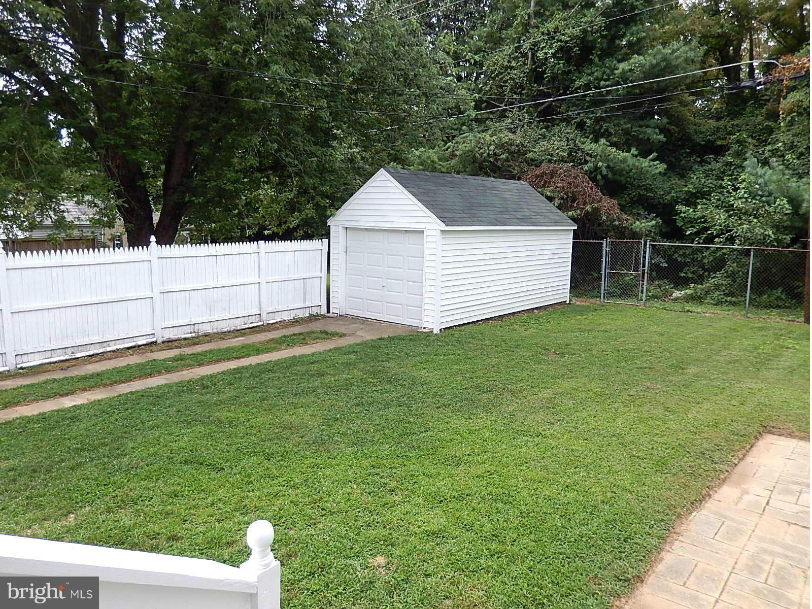 622 Warwick Road Baltimore, MD 21229 - Photo 6 of 29 a view of a backyard with barn