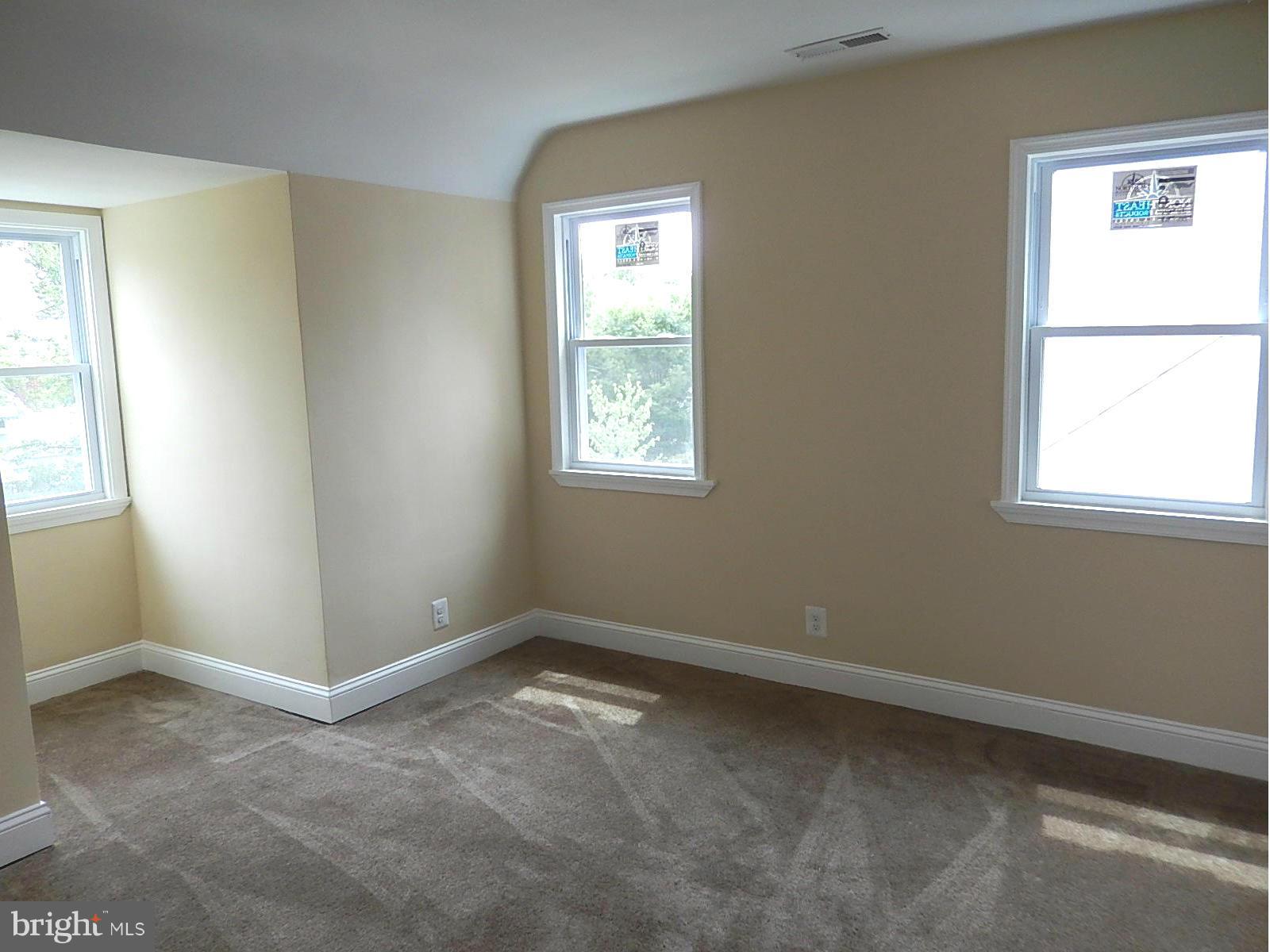 622 Warwick Road Baltimore, MD 21229 - Photo 9 of 29 an empty room with windows