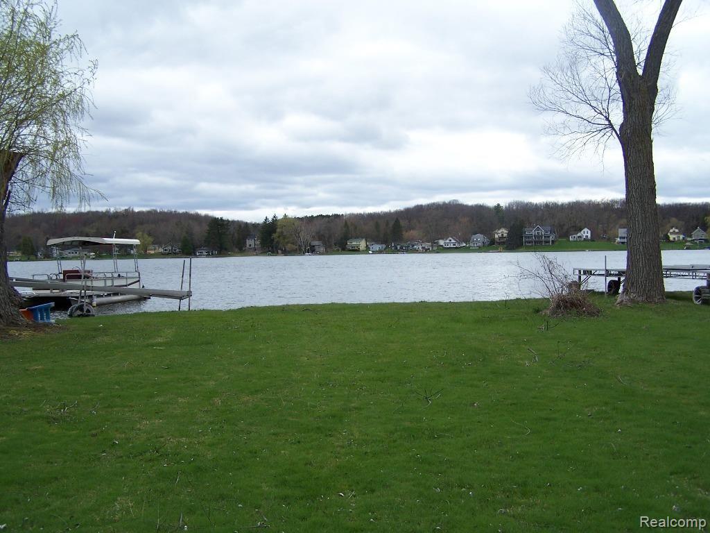 5715 Mabley Hill Road Fenton, MI 48430 - Photo 1 of 6