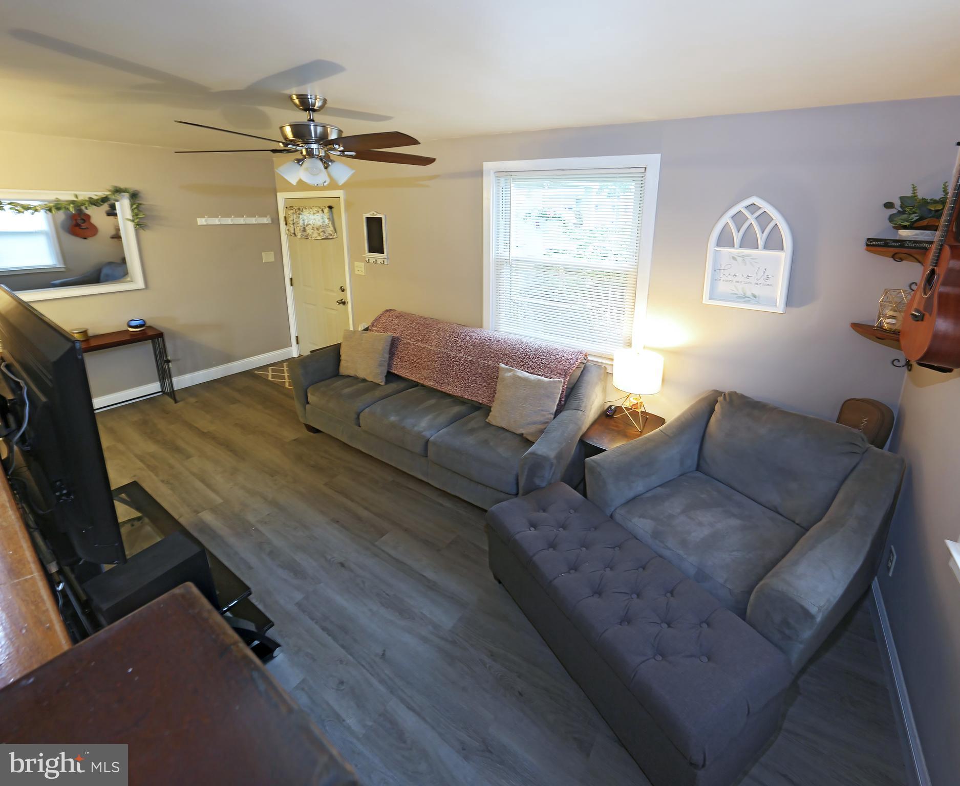 90 Elwyn Avenue Sinking Spring, PA 19608 - Photo 14 of 39 Living room