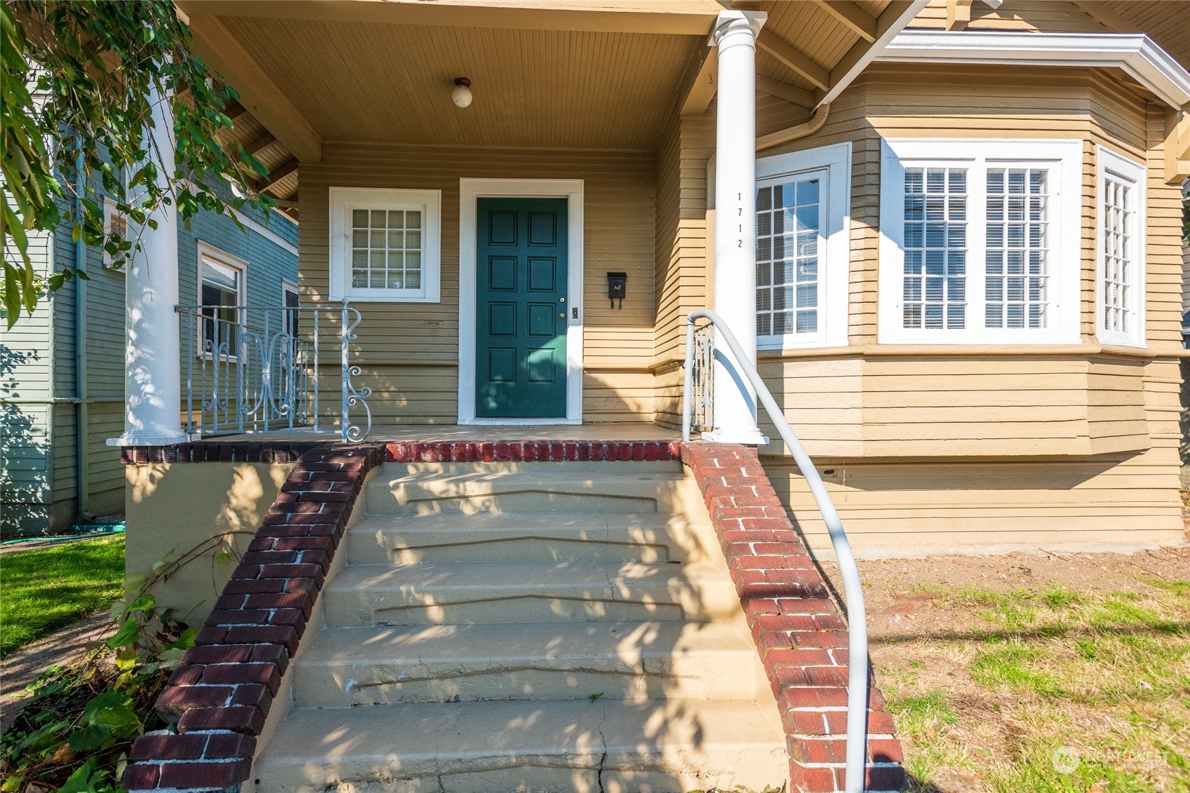 1712 North 40th Street Seattle, WA 98103 - Photo 1 of 36 Gallery Image 1