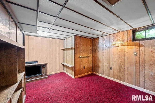 a view of livingroom with furniture