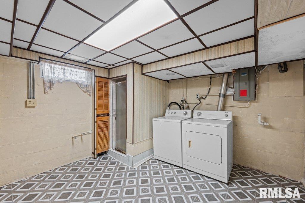 4234 9th Street Rock Island, IL 61201 - Photo 17 of 22 a utility room with a sink and cabinets