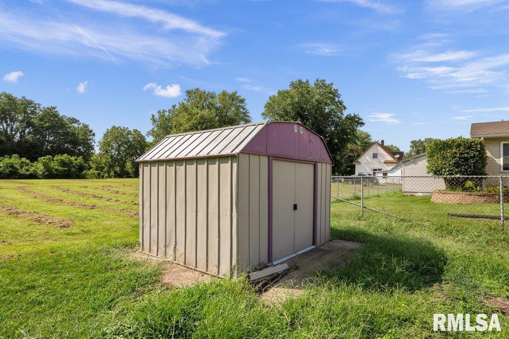 4234 9th Street Rock Island, IL 61201 - Photo 21 of 22 a view of a backyard with pathway