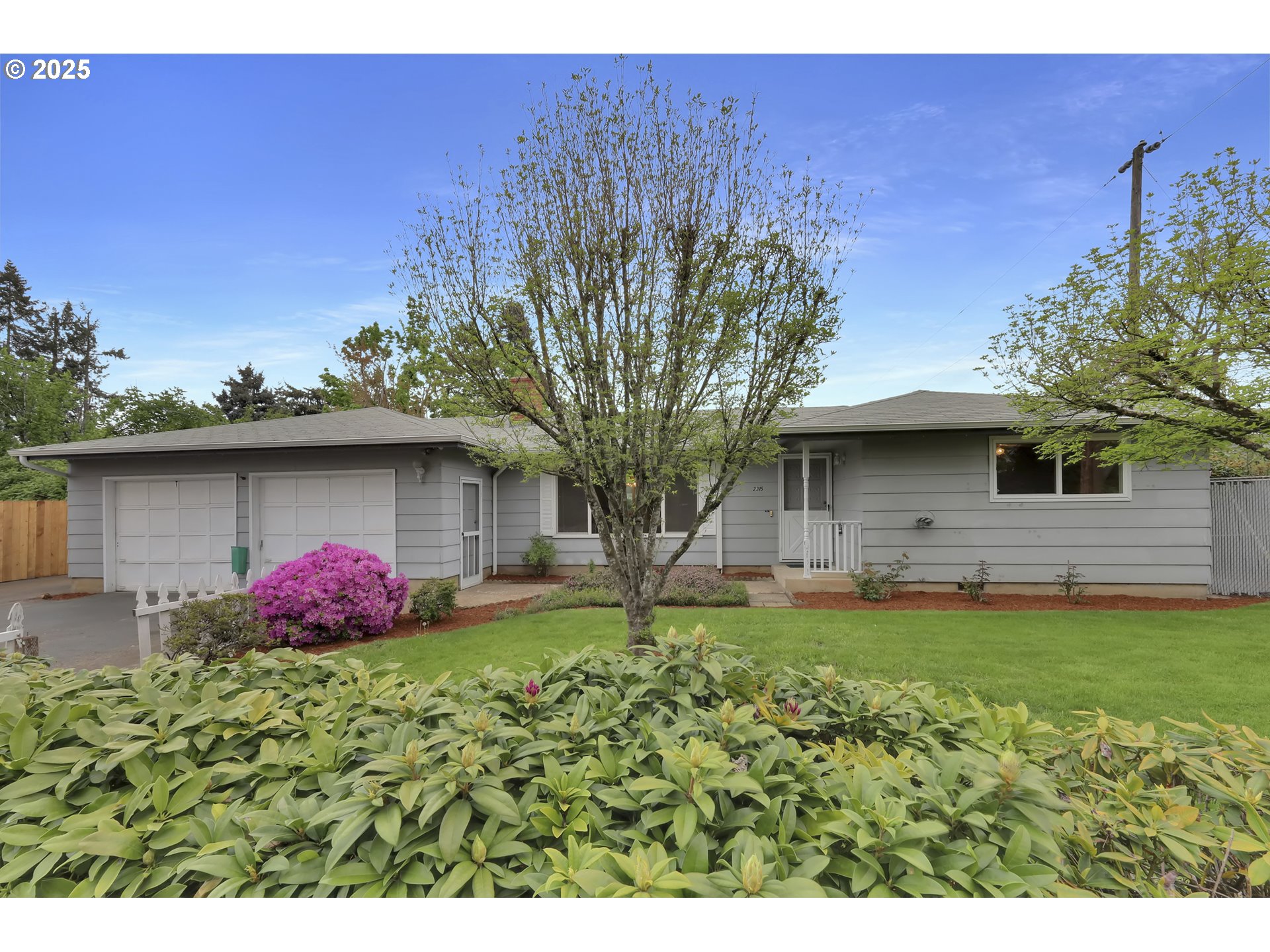 2315 19th Street Springfield, OR 97477 - Photo 2 of 30 a front view of a house with garden