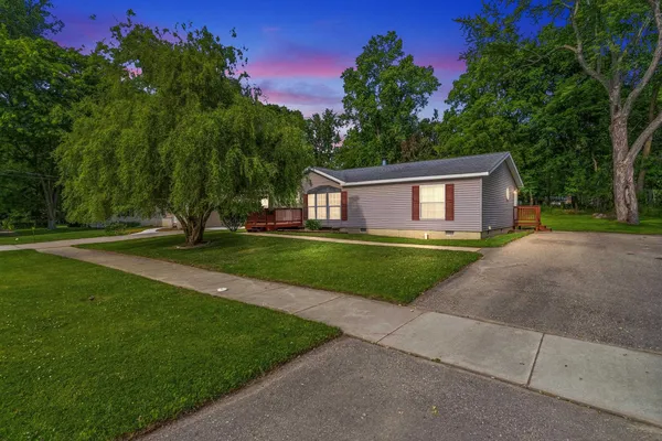 $235,000 | 880 North East Street, Fenton, MI 48430