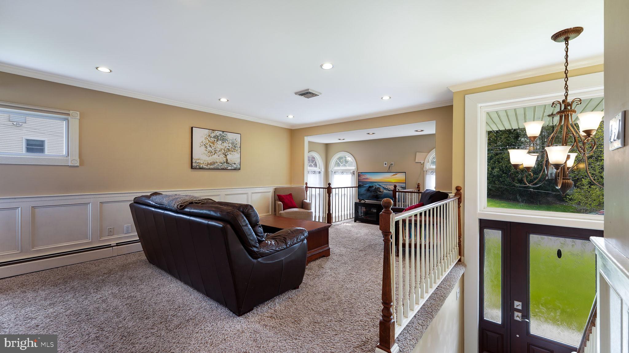 SPACIOUS LIVING ROOM