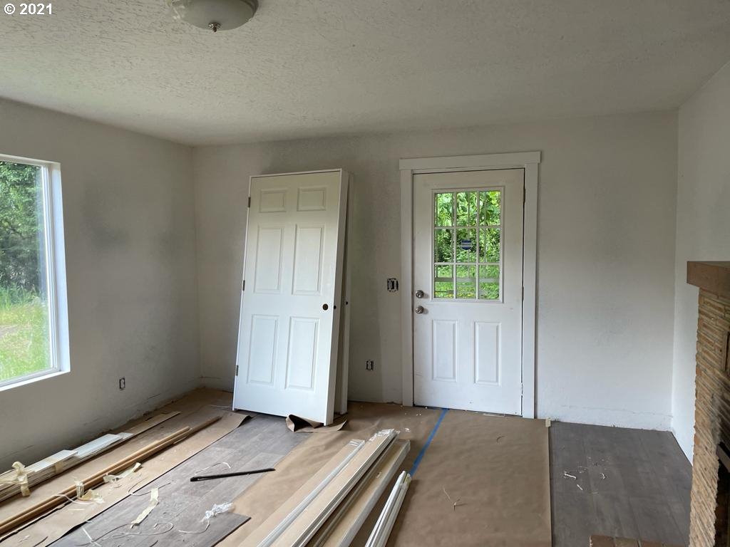 5720 Southeast Jenne Road Portland, OR 97236 - Photo 5 of 23 a view of an empty room and window