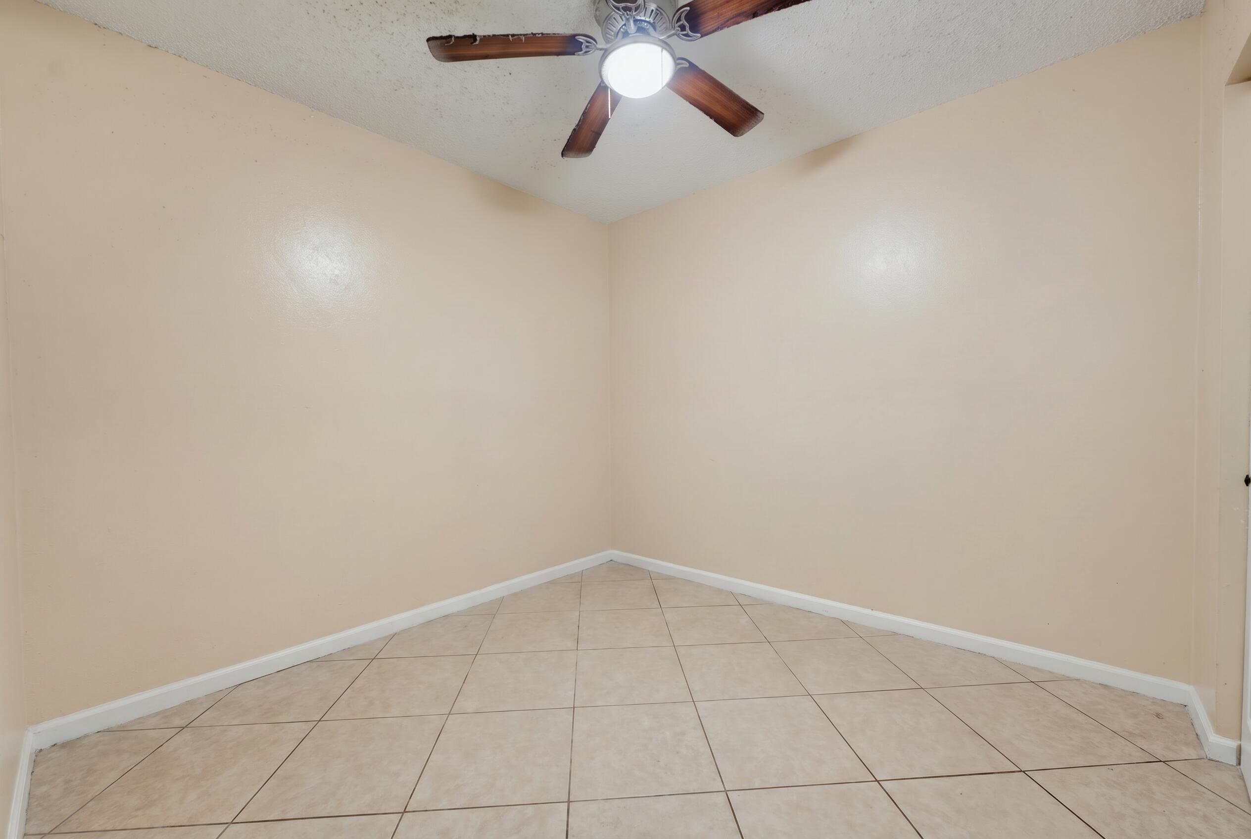 1525 West 17th Street Riviera Beach, FL 33404 - Photo 13 of 18 Woolf_1525_W_17th_declutter (3)