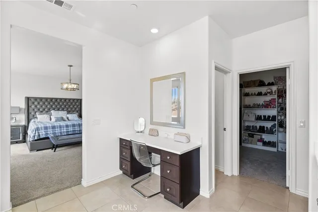 a en suite bathroom with a double vanity sink and a mirror