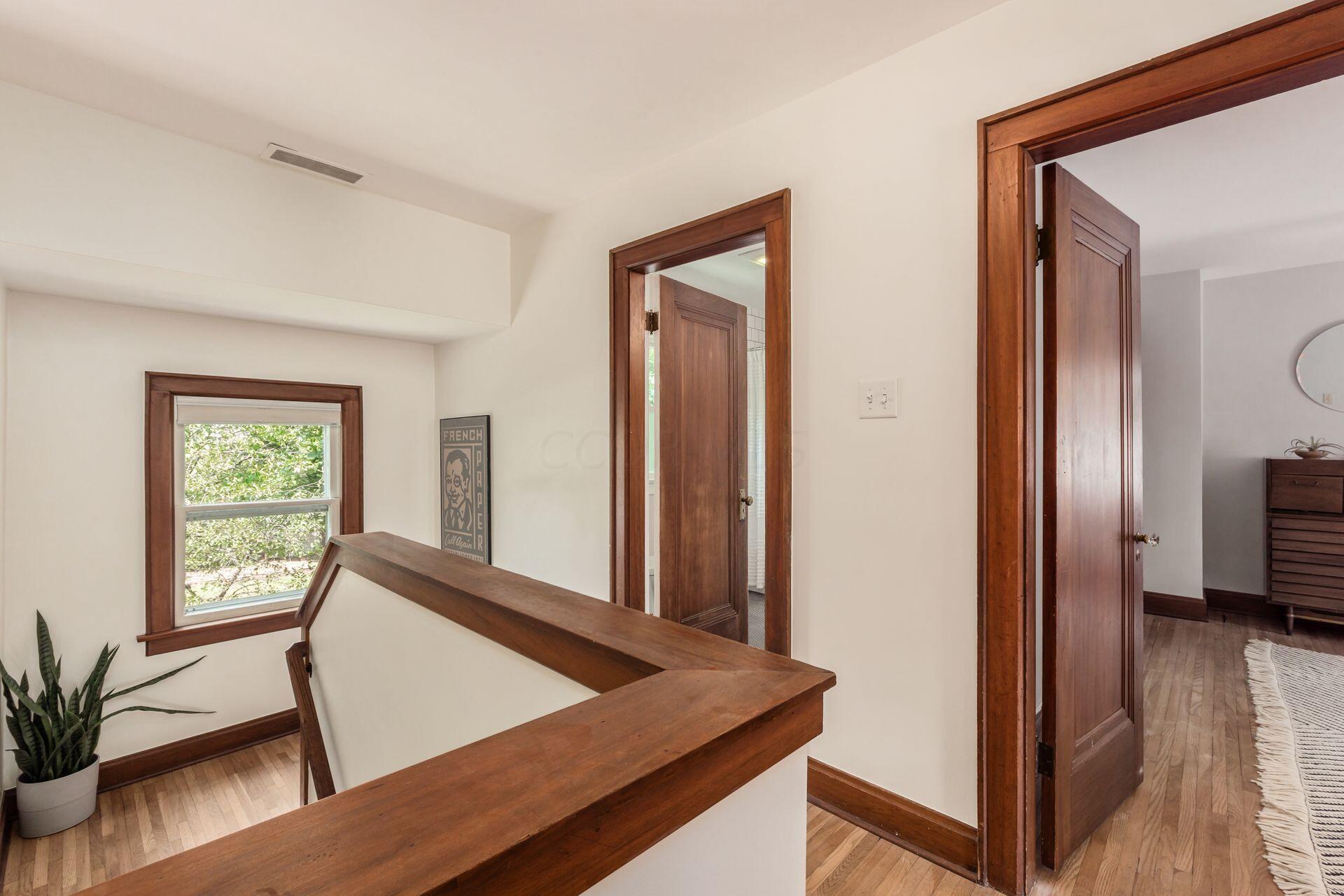 208 Glencoe Road Columbus, OH 43214 - Photo 23 of 44 2nd floor hallway