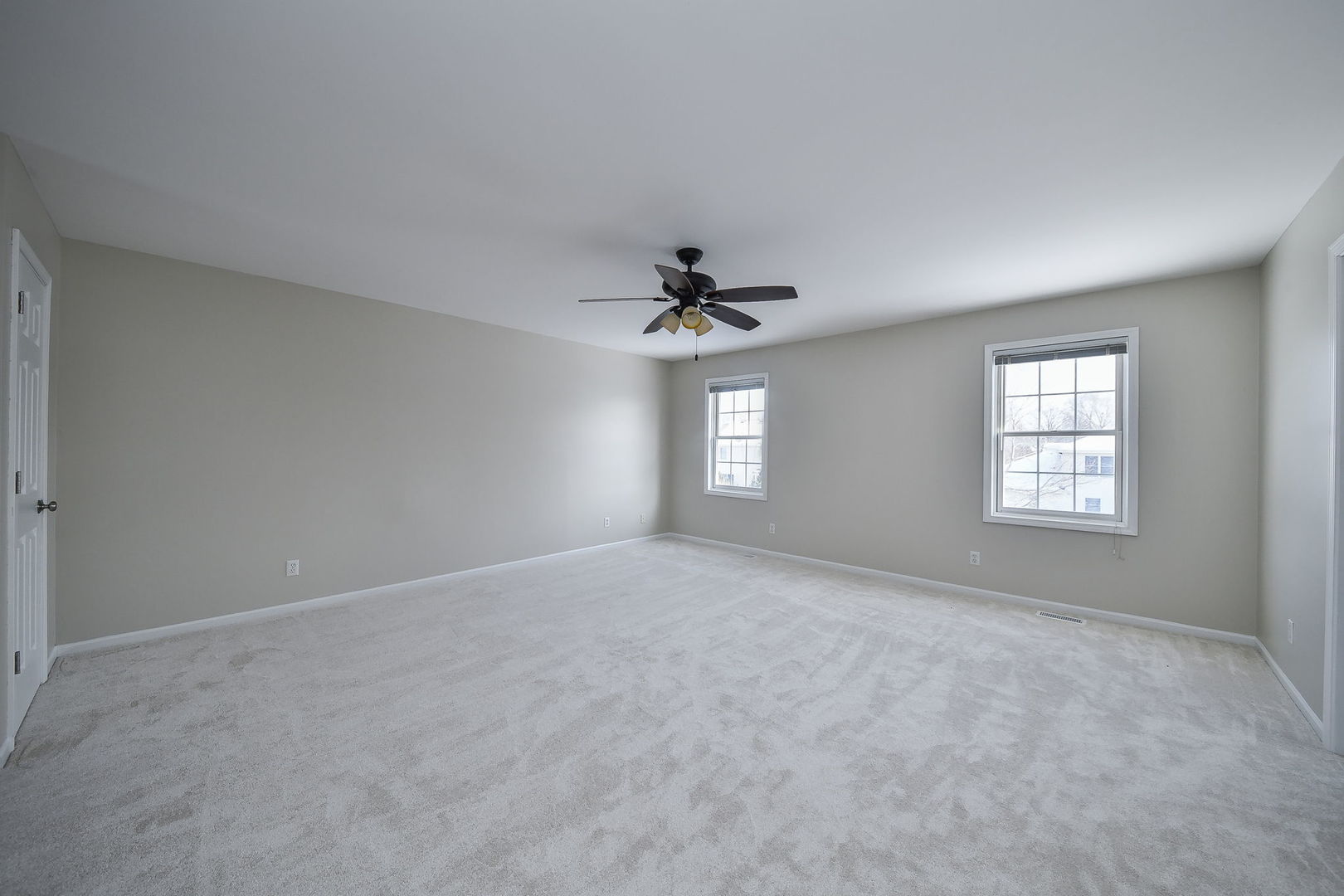 389 Colonial Circle Geneva, IL 60134 - Photo 12 of 25 an empty room with windows and fan