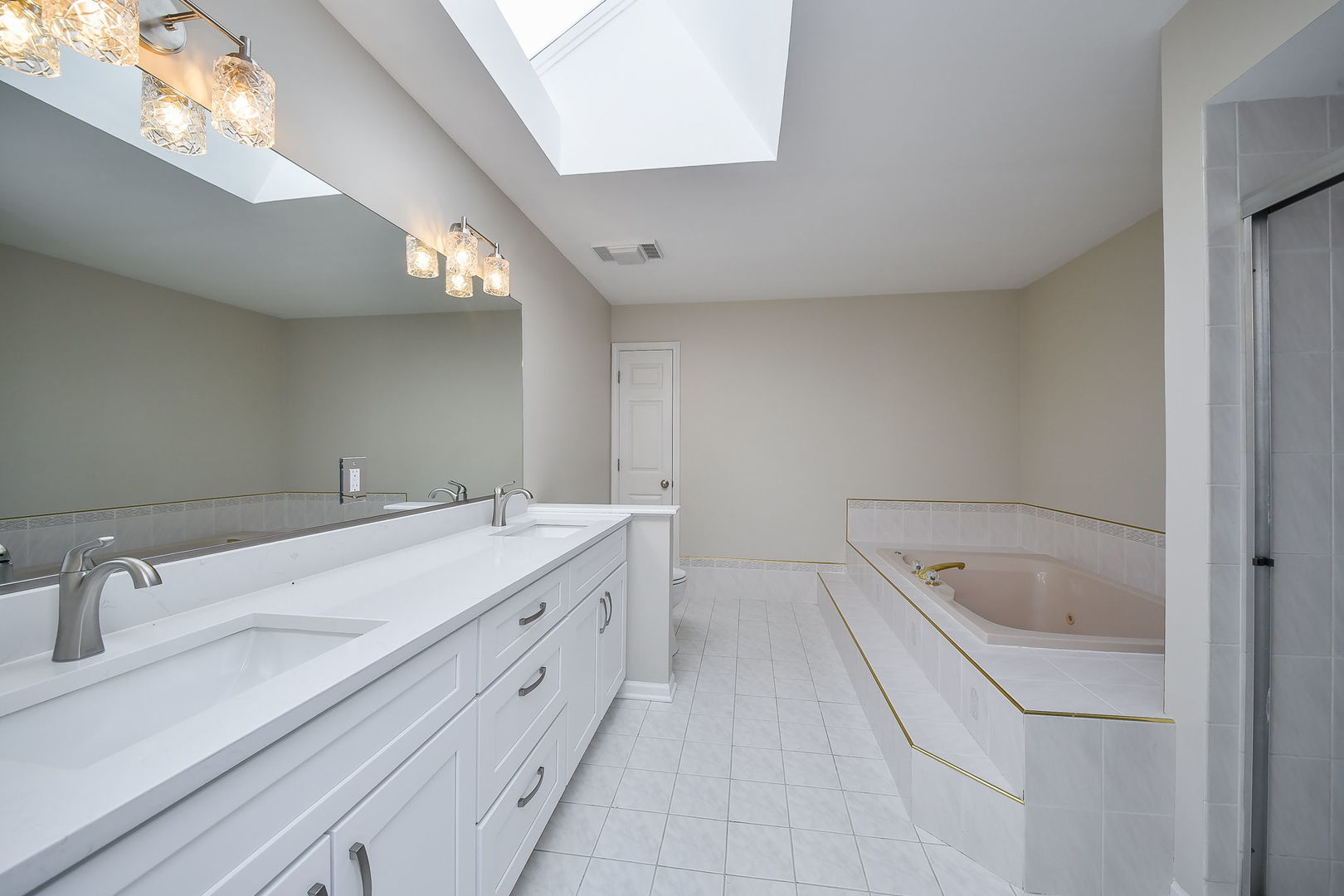389 Colonial Circle Geneva, IL 60134 - Photo 14 of 25 a bathroom with a tub sink and mirror