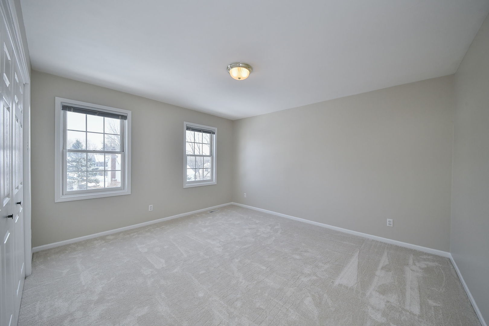 389 Colonial Circle Geneva, IL 60134 - Photo 15 of 25 an empty room with windows