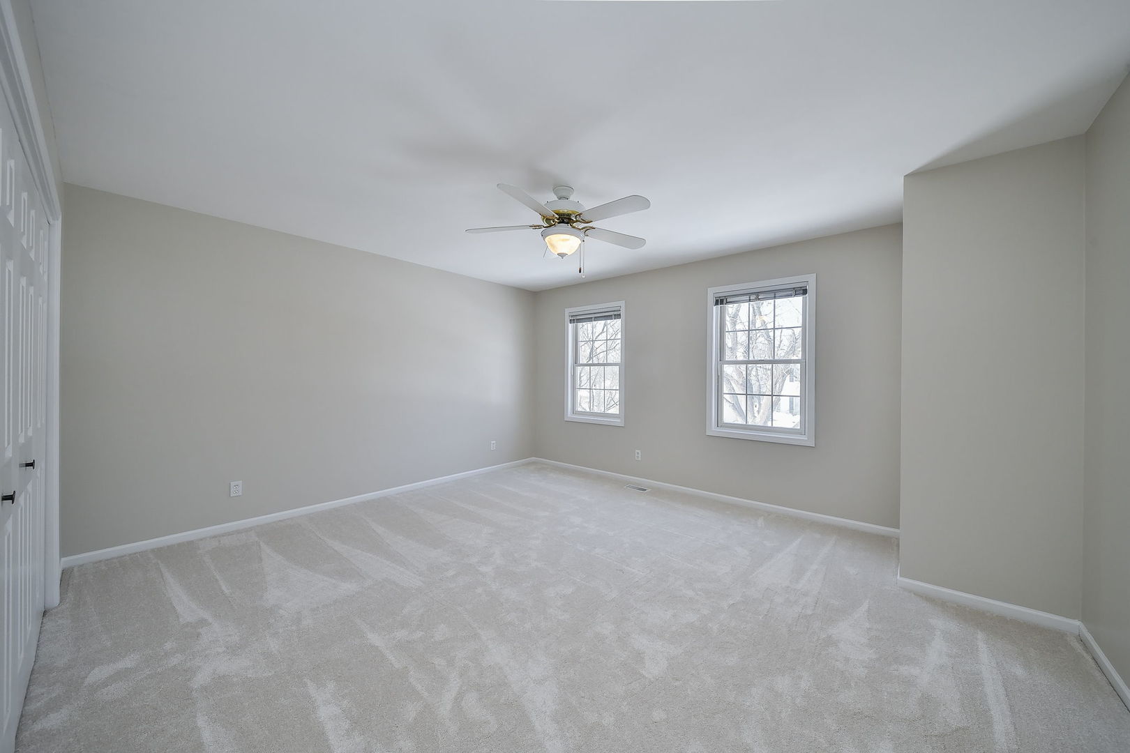 389 Colonial Circle Geneva, IL 60134 - Photo 16 of 25 a view of an empty room with a window
