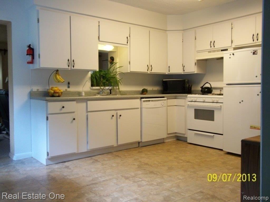 19521 Midway Road Southfield, MI 48075 - Photo 5 of 32 100_0173.jpg