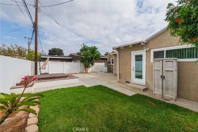 a view of a house with backyard and a garden