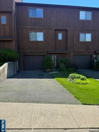 $3,600 | 8 Alana Drive, Hawthorne, NJ 07506