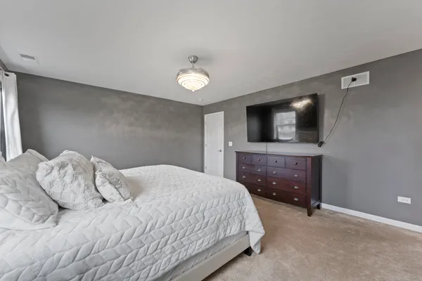 $695,000 | 1017 Kessler Drive, Mundelein, IL 60060