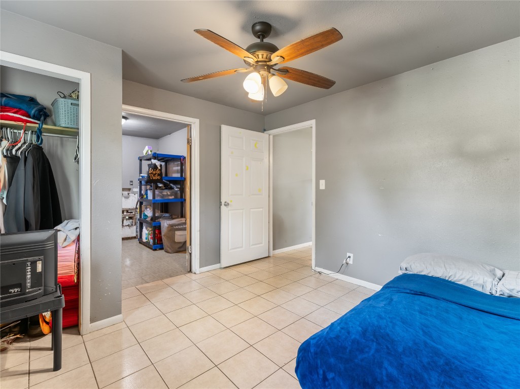 496 James Street Clute, TX 77531 - Photo 24 of 45 a workspace with furniture and closet
