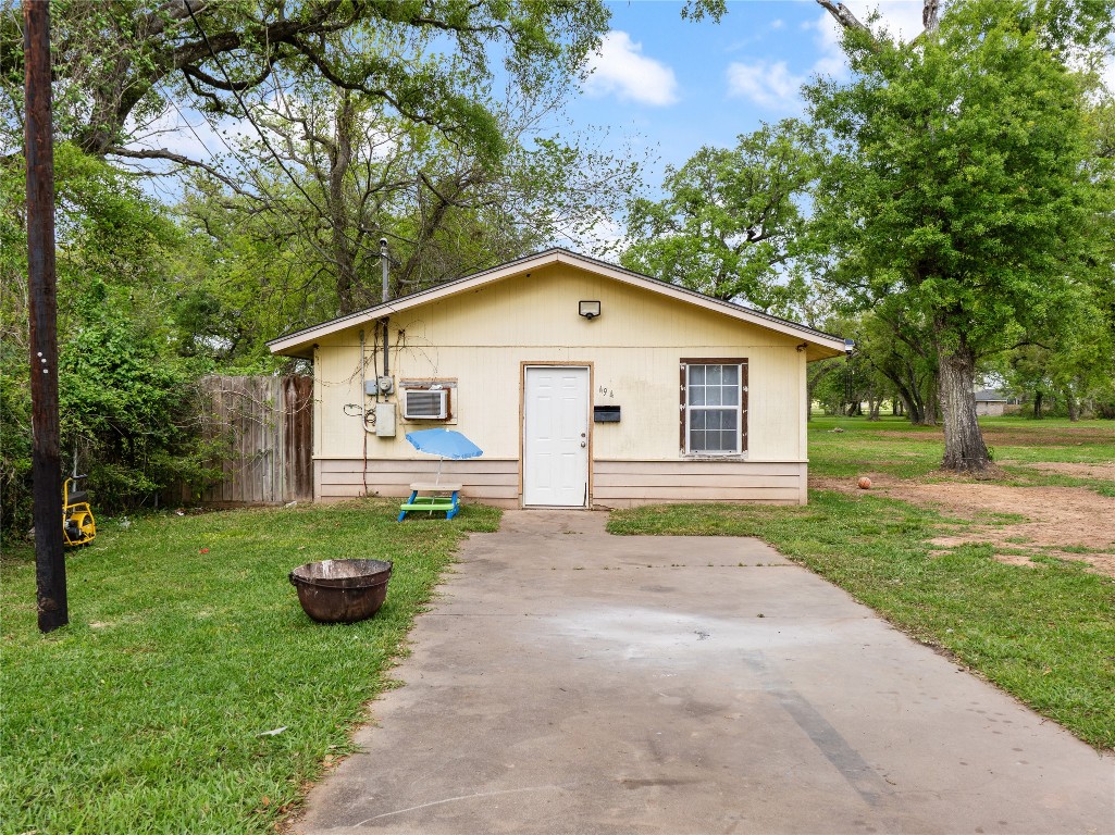 496 James Street Clute, TX 77531 - Photo 3 of 45 a view of a house with backyard and garden