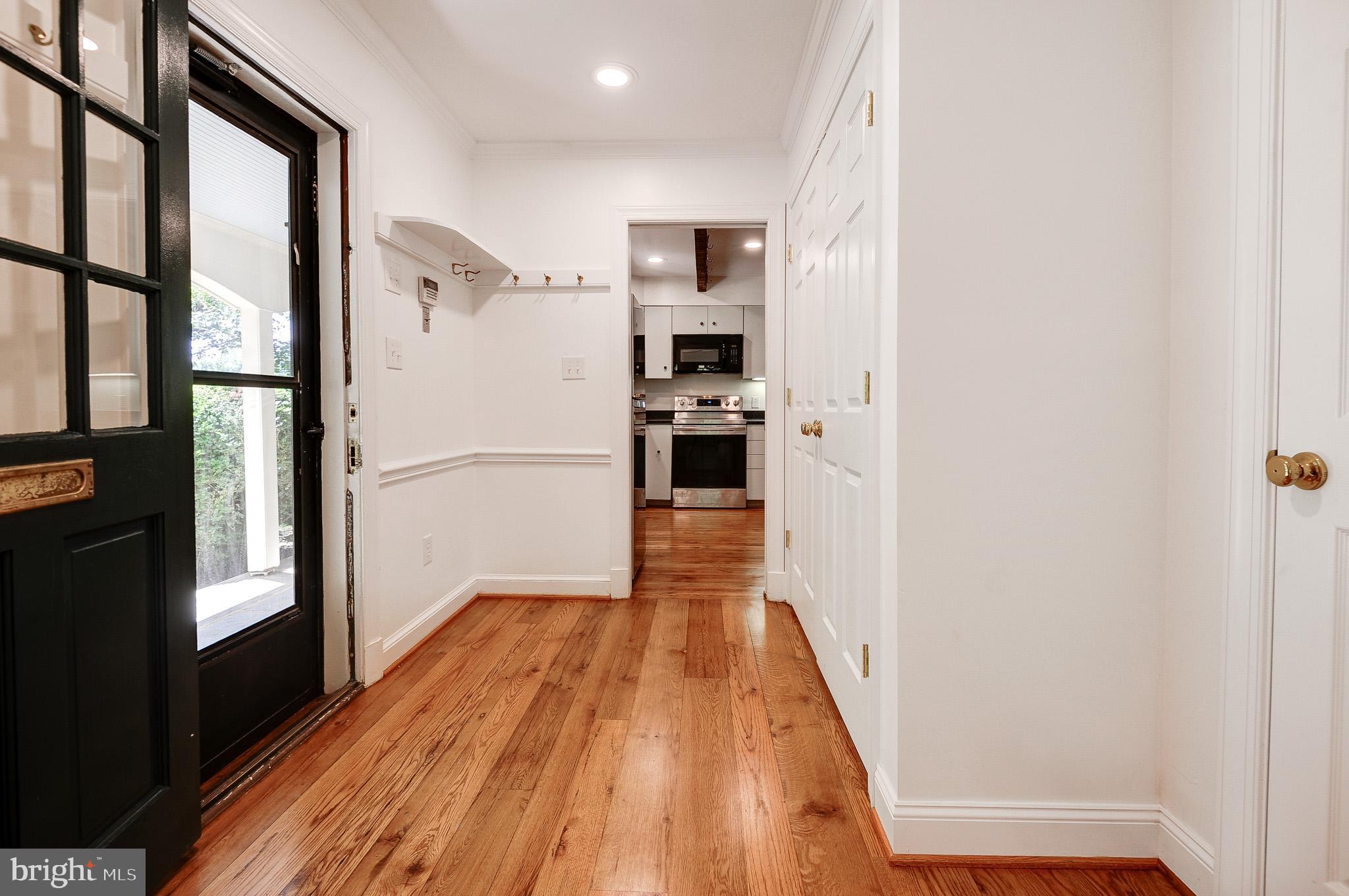 20760 Unison Road Round Hill, VA 20141 - Photo 5 of 47 Foyer with view to Kitchen