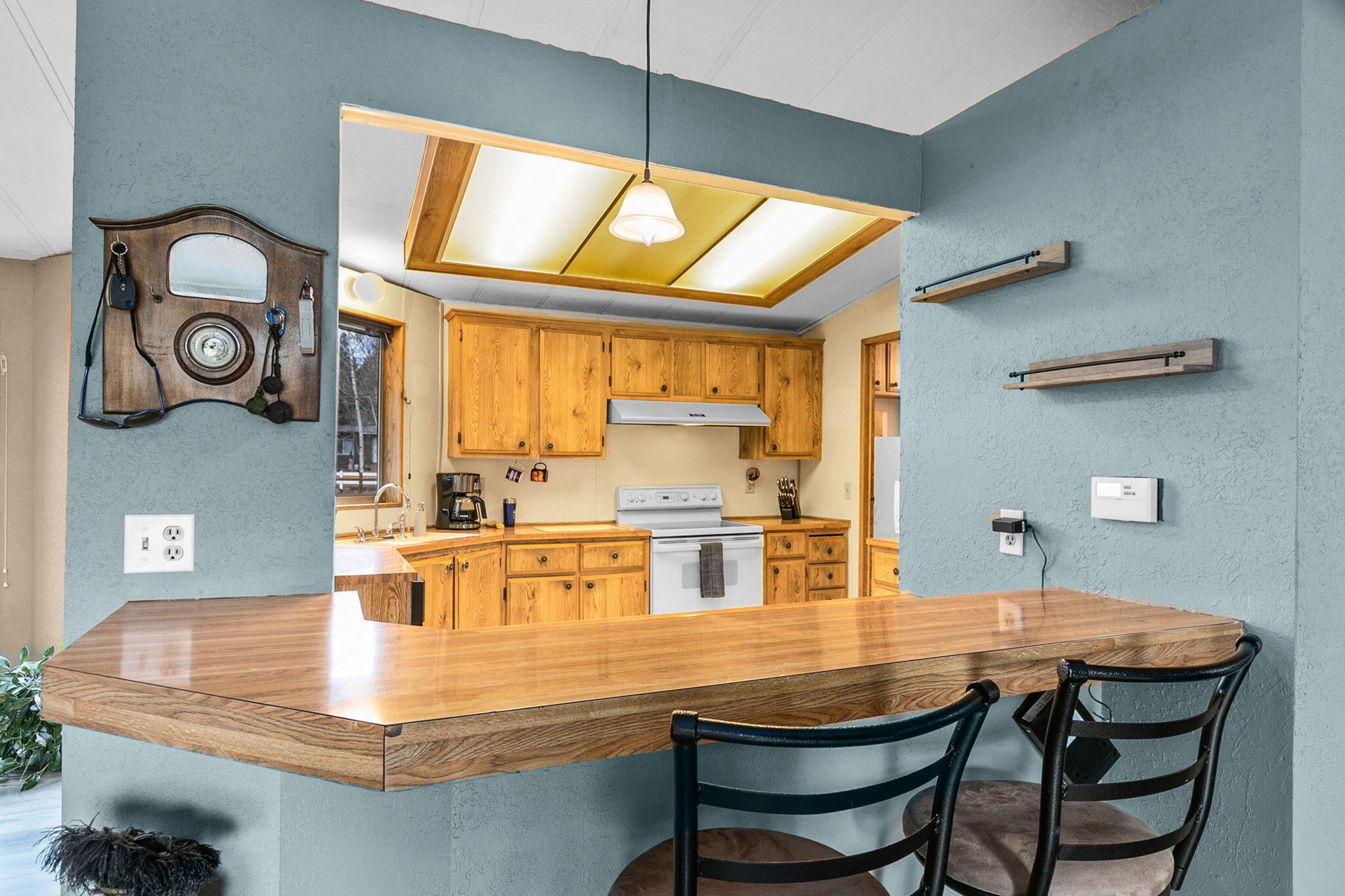19238 Shoshone Road Bend, OR 97702 - Photo 12 of 41 Breakfasr bar and kitchen