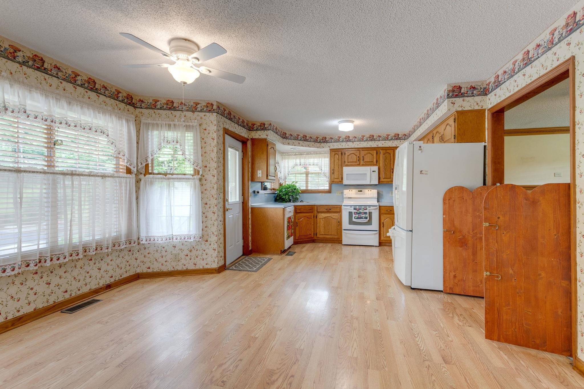 1819 Seavy Hight Road Columbia, TN 38401 - Photo 11 of 30 Countrified & comfortable Kitchen provides the focus for family activities.