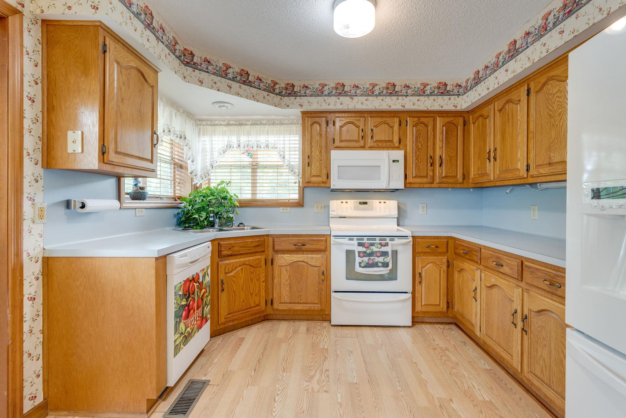 1819 Seavy Hight Road Columbia, TN 38401 - Photo 12 of 30 Country Kitchen with Custom Oak Cabinets