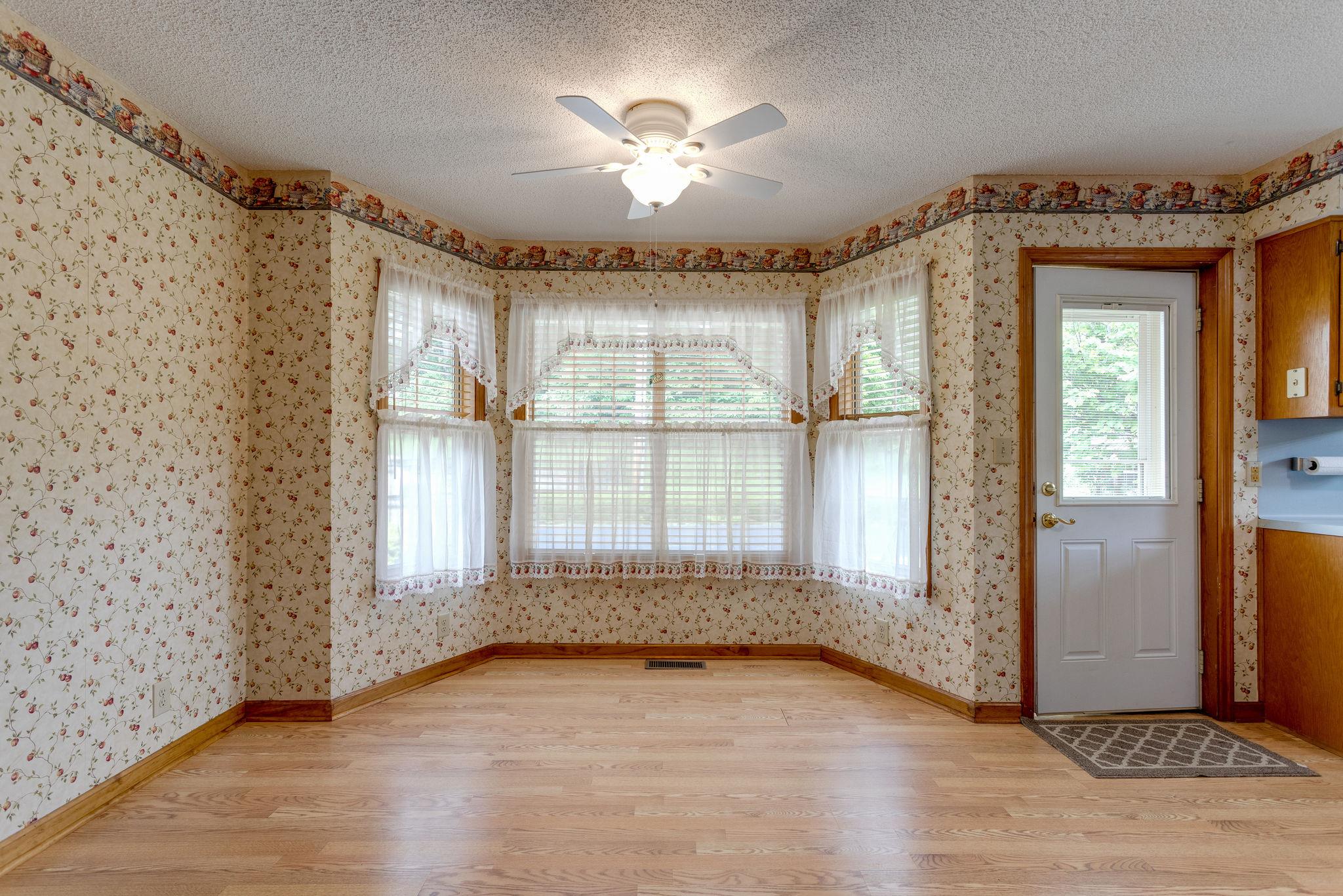1819 Seavy Hight Road Columbia, TN 38401 - Photo 10 of 30 Kitchen with Bay window & Nook