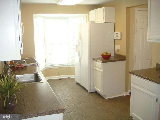 11940 Redtree Way Reston, VA 20194 - Photo 7 of 21 Kitchen #3