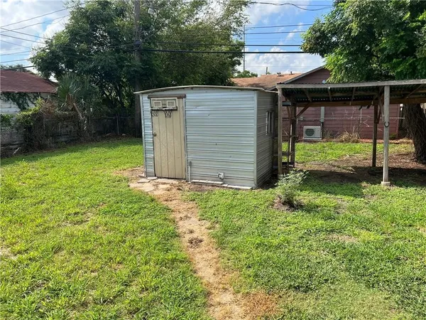 a view of a backyard