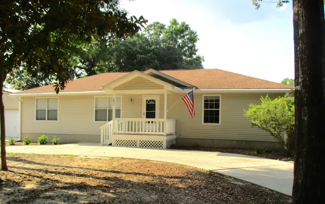 $2,300 | 292 Grandview Avenue, Valparaiso, FL 32580