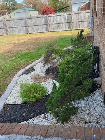 a view of a backyard