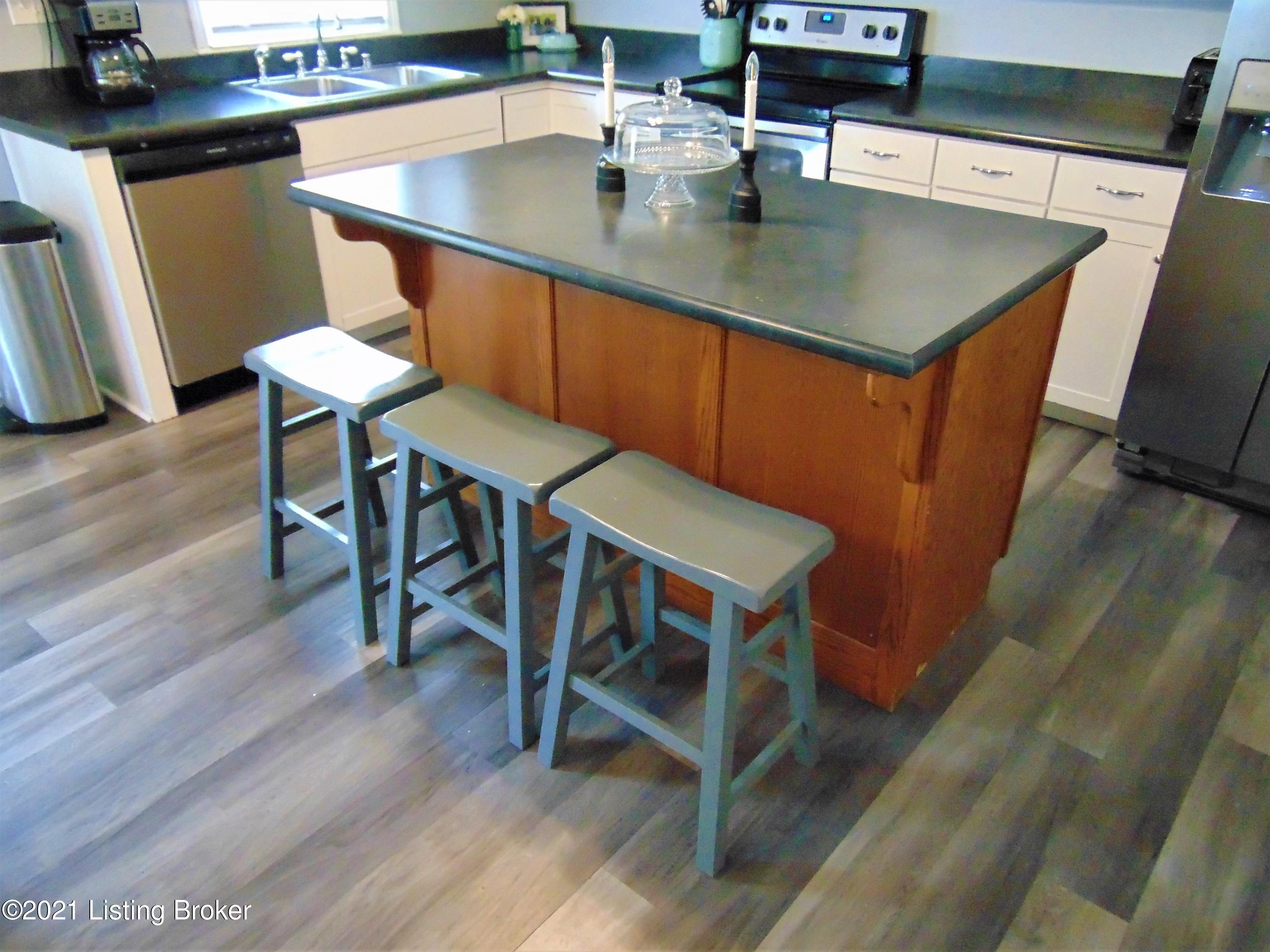 6601 Delton Road Louisville, KY 40258 - Photo 22 of 65 New LPV floors in kitchen