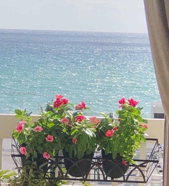 1500 South Ocean Drive, Unit 9J Hollywood, FL 33019 - Photo 19 of 32 a flower room with a bench