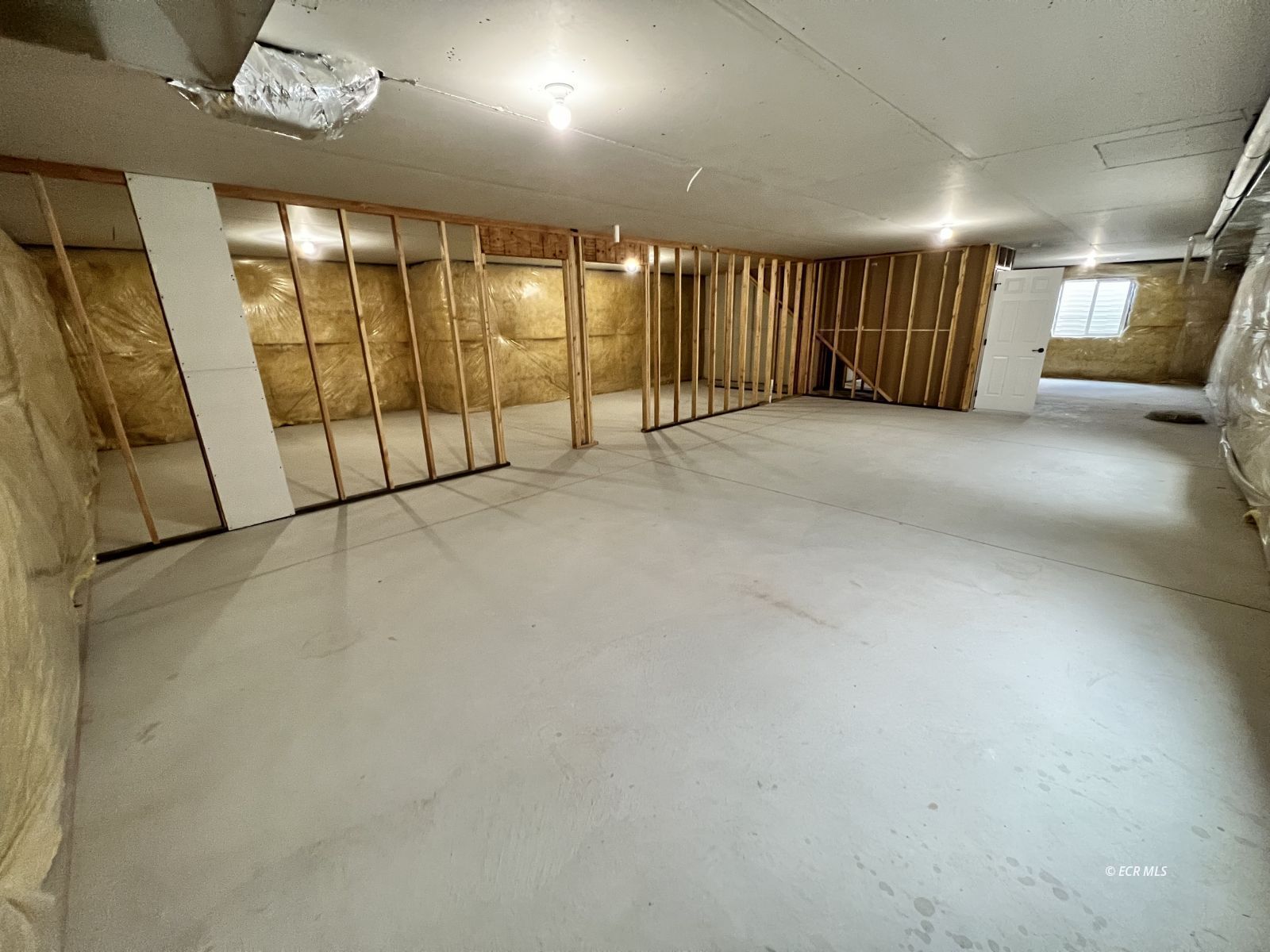 625 Sun Vly Road Spring Creek, NV 89815 - Photo 27 of 38 an empty room with a projector and windows