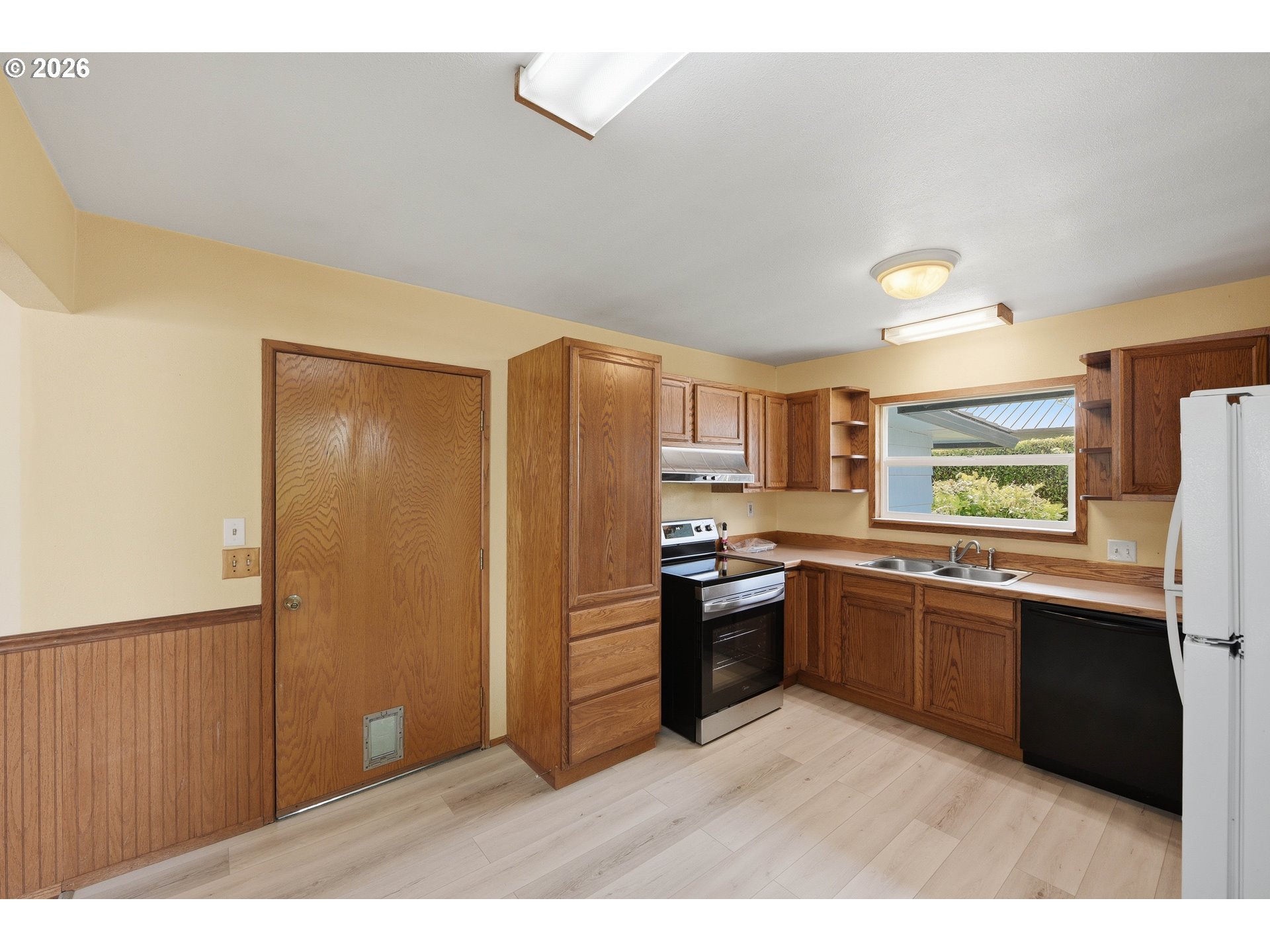 2984 Myrtle Street North Bend, OR 97459 - Photo 12 of 42