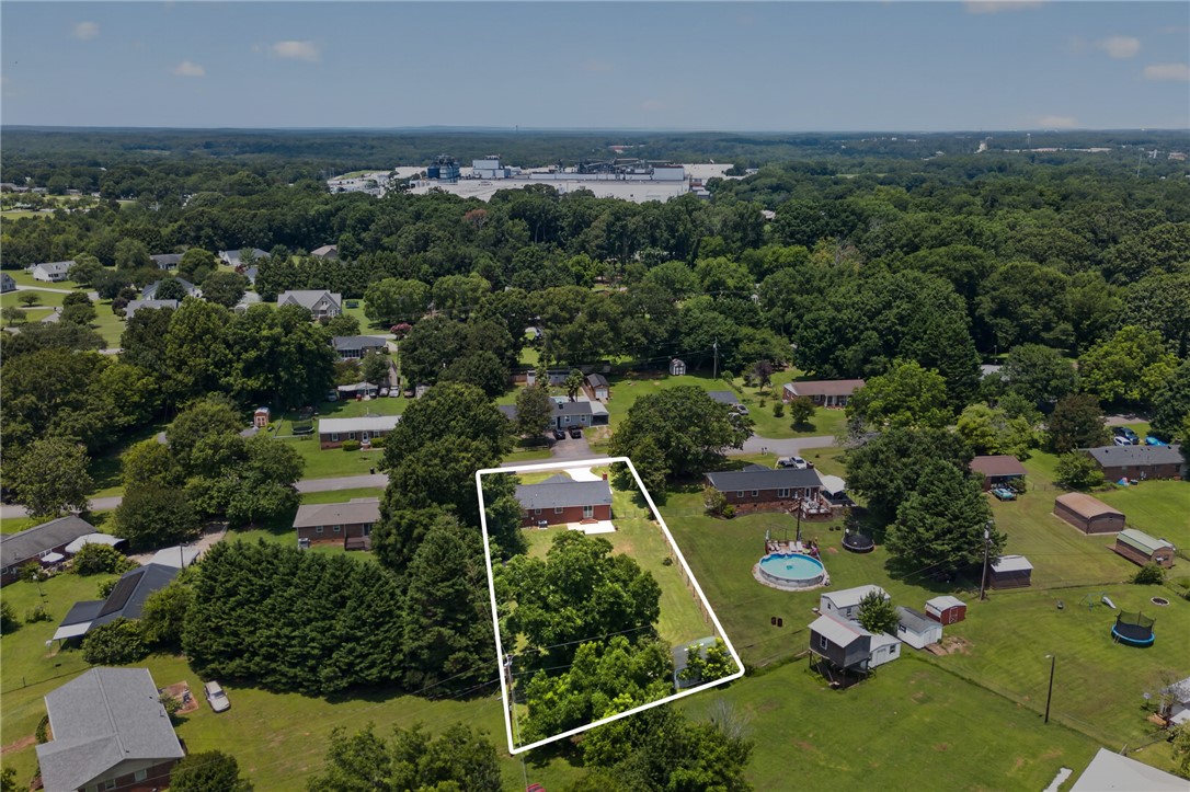 113 Greenfield Avenue Pendleton, SC 29670 - Photo 37 of 40 An aerial perspective reveals the property's generous yard space, a charming single-story residence, and an inviting above-ground pool.