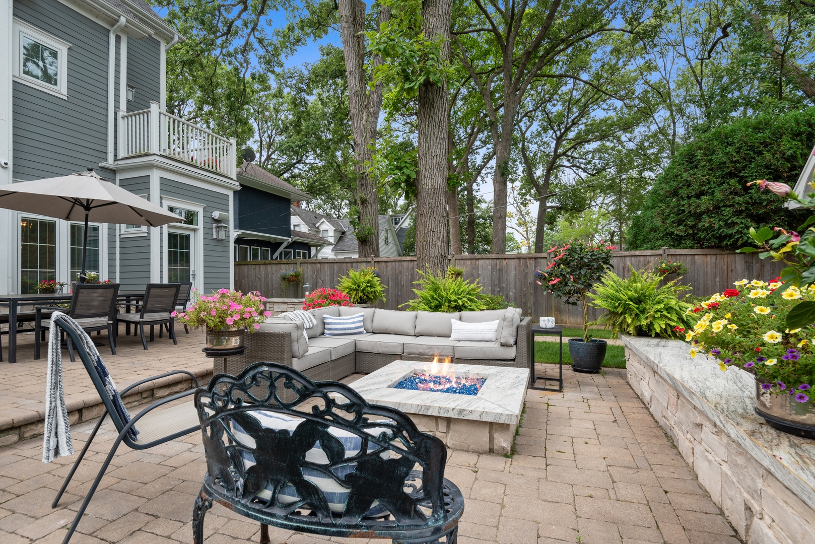 Undisclosed Address Wilmette, IL 60091 - Photo 55 of 66 a area with lots of table and chairs