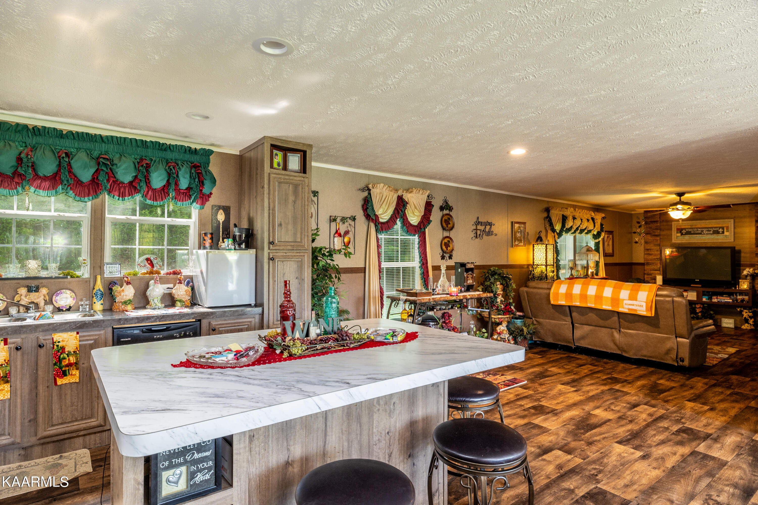 323 Cumberland View Road Clinton, TN 37716 - Photo 15 of 40 Kitchen Island