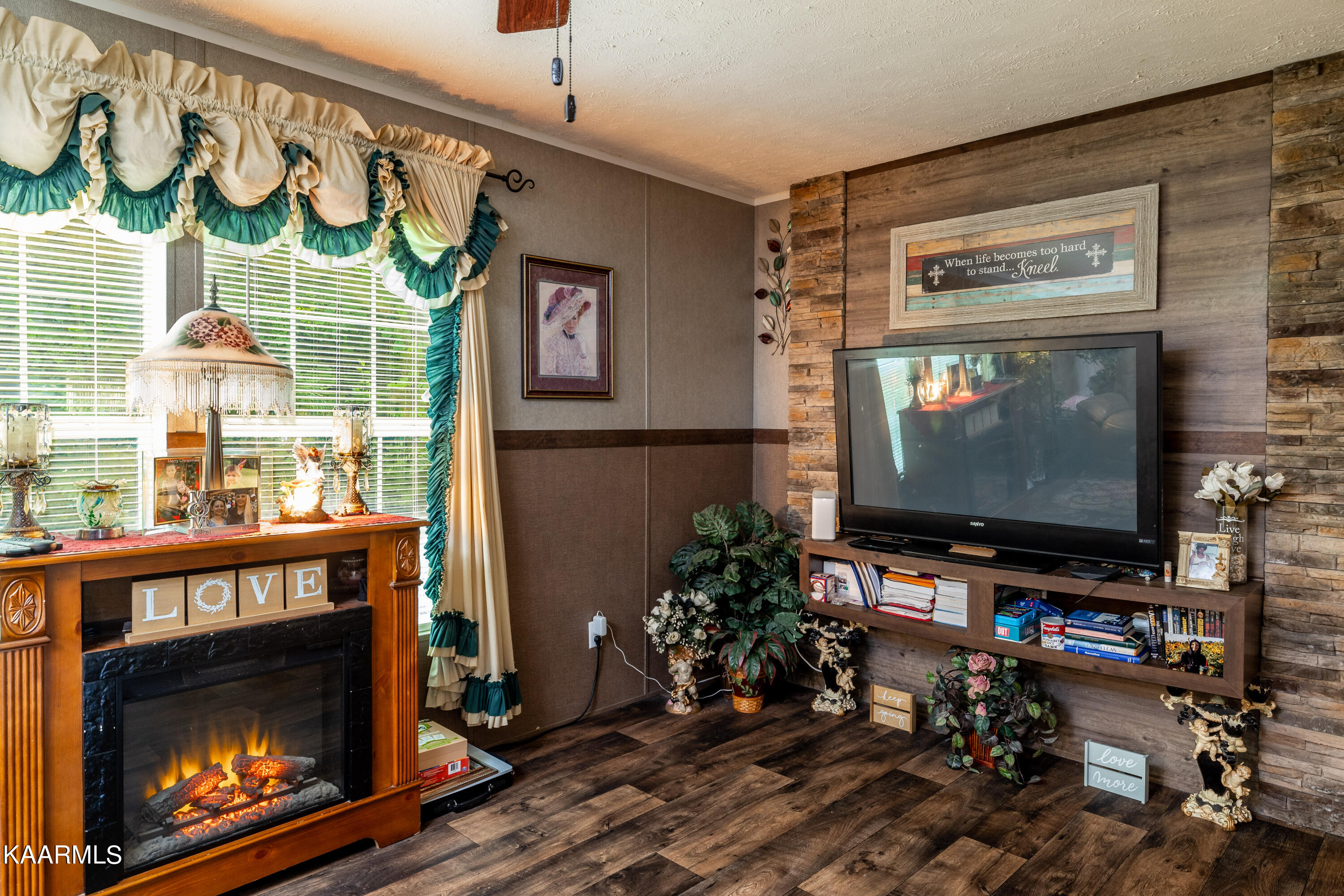 323 Cumberland View Road Clinton, TN 37716 - Photo 17 of 40 Family Room