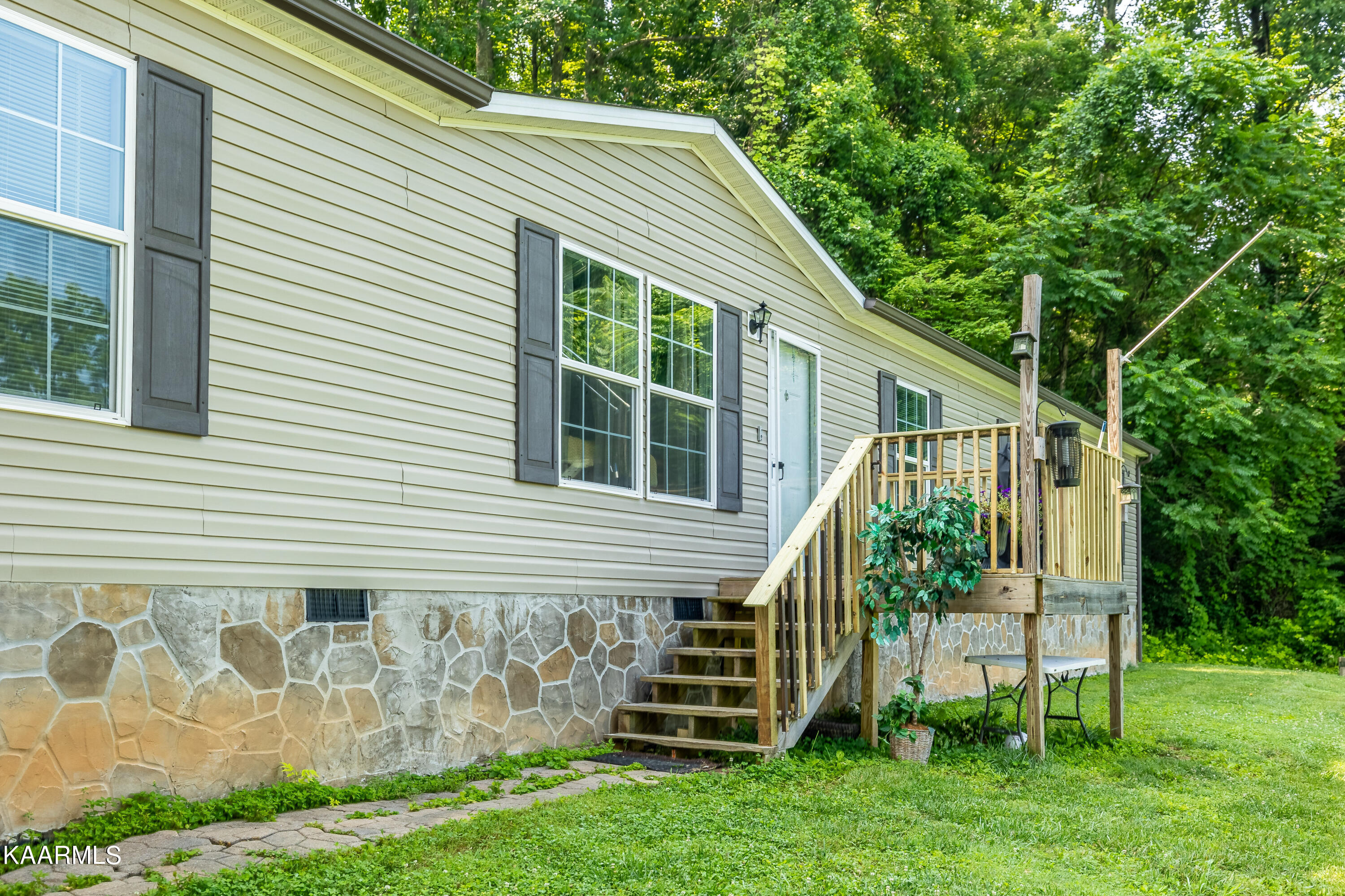 323 Cumberland View Road Clinton, TN 37716 - Photo 6 of 40 Entering Front