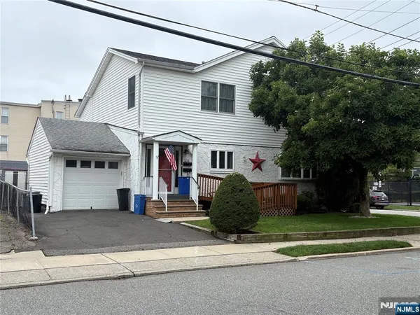 $3,300 | 322 Grove Street, Unit 1, East Rutherford, NJ 07073