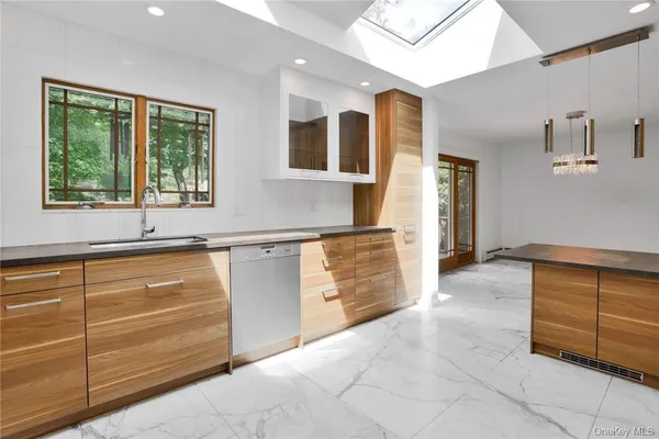 $8,000 | 5 Deerhill Lane, Scarsdale, NY 10583