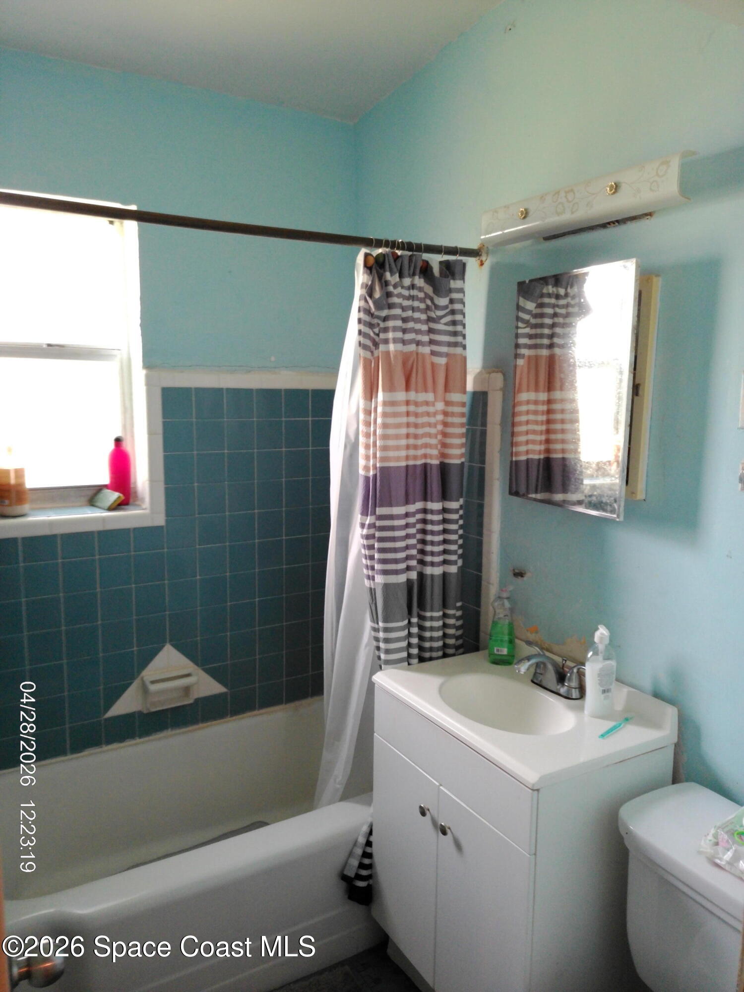 11412 Southwest 41st Street Miami, FL 33165 - Photo 8 of 35 Bathroom