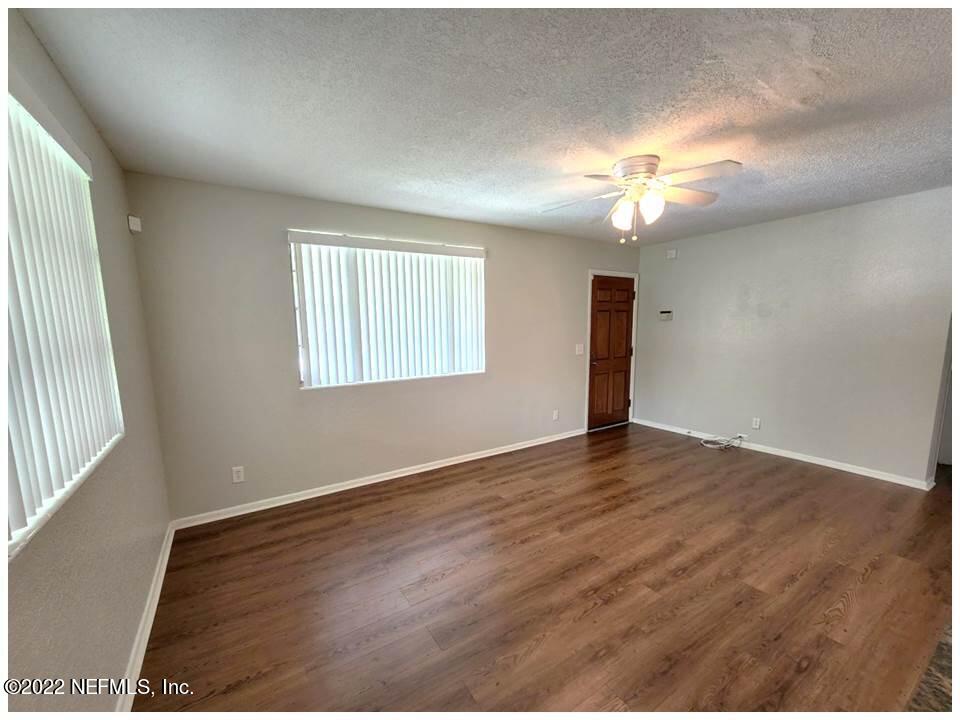 9450 Crystal Springs Road Jacksonville, FL 32221 - Photo 3 of 23 Family room1